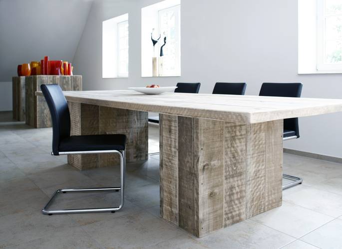 Tisch aus Bauholz
